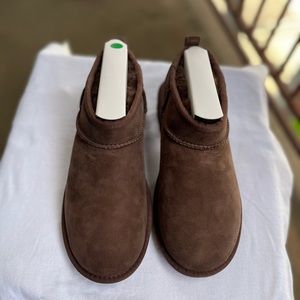 UGG W Classic Ultra Mini boots. Size 7. Women boots for winter. Winter boots.